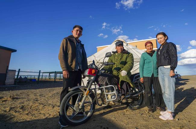 新疆：戈壁滩上发“驼财”