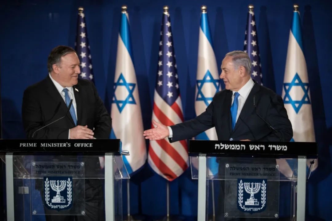 2019年3月21日，在耶路撒冷，以色列总理内塔尼亚胡（右）与到访的美国国务卿蓬佩奥在记者招待会上握手。新华社/基尼图片社