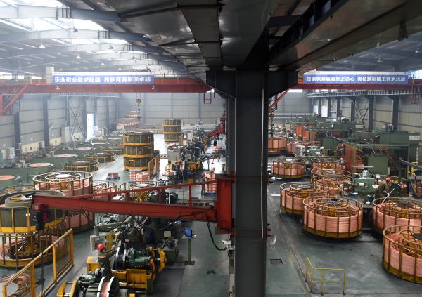浙江省诸暨市的一个铜管生产车间内景