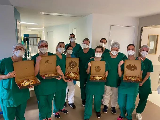 法国滨海塞纳省埃尔伯夫市医院急救室的医护人员收到一位不留姓名的人免费送来的24张披萨饼。图片来自网络