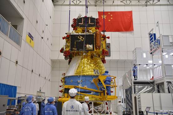 嫦娥五号探测器全貌。本文图片来源：国家航天局（万珂摄）中国航天科技集团五院、中国航天科技集团一院。