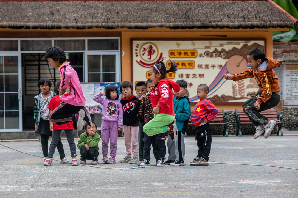 在独龙江乡九年一贯制学校，独龙族学生在操场上跳大绳（10月31日摄）。新华社记者 胡超 摄