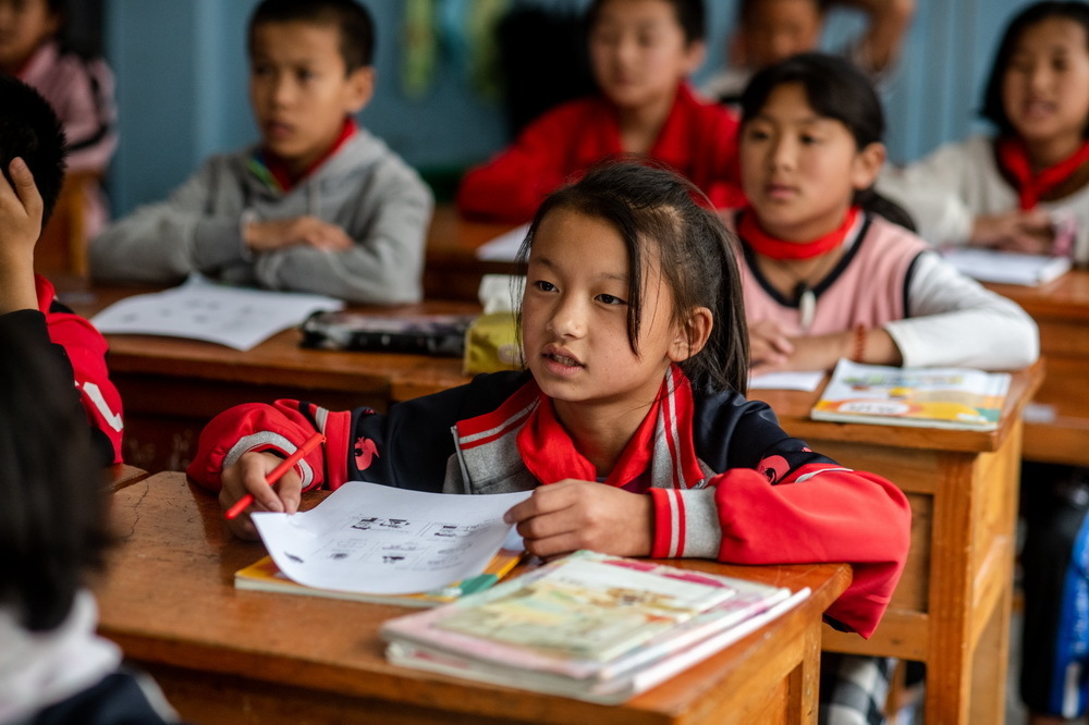 在独龙江乡九年一贯制学校，独龙族学生肖琴萍在教室里上课（10月31日摄）。新华社记者 胡超 摄