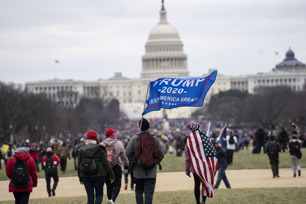 1月6日，美国首都华盛顿发生暴力示威。部分示威者冲进国会大厦，导致当时正在举行的认证大选结果的国会参众两院联席会议中断。（新华社记者刘杰摄）