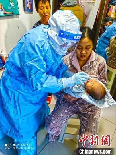 医疗队员为市民进行核酸采样。图片由陆军军医大学士官学校附属医院提供