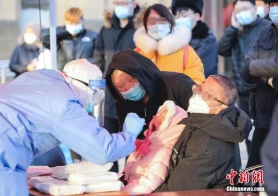 资料图：北京大兴区高米店街道的一处采样点，工作人员对居民进行核酸检测采样。中新社记者 赵隽 摄