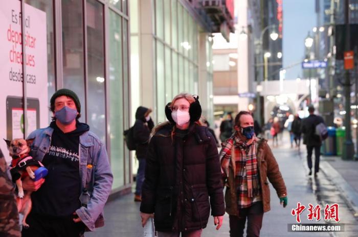 当地时间1月26日，美国纽约曼哈顿街头戴着口罩的行人。<a target='_blank' href='http://www.chinanews.com/'><p align=