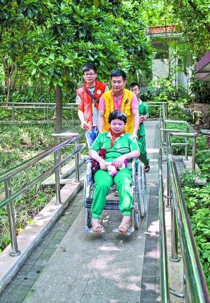 残障孩子在志愿者的陪伴下游览爱心公园。广报记者庄小龙摄