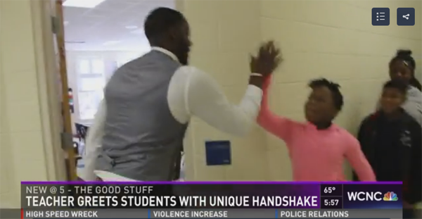 不如跳舞！美国一教师与学生另类打招呼视频走红网络
