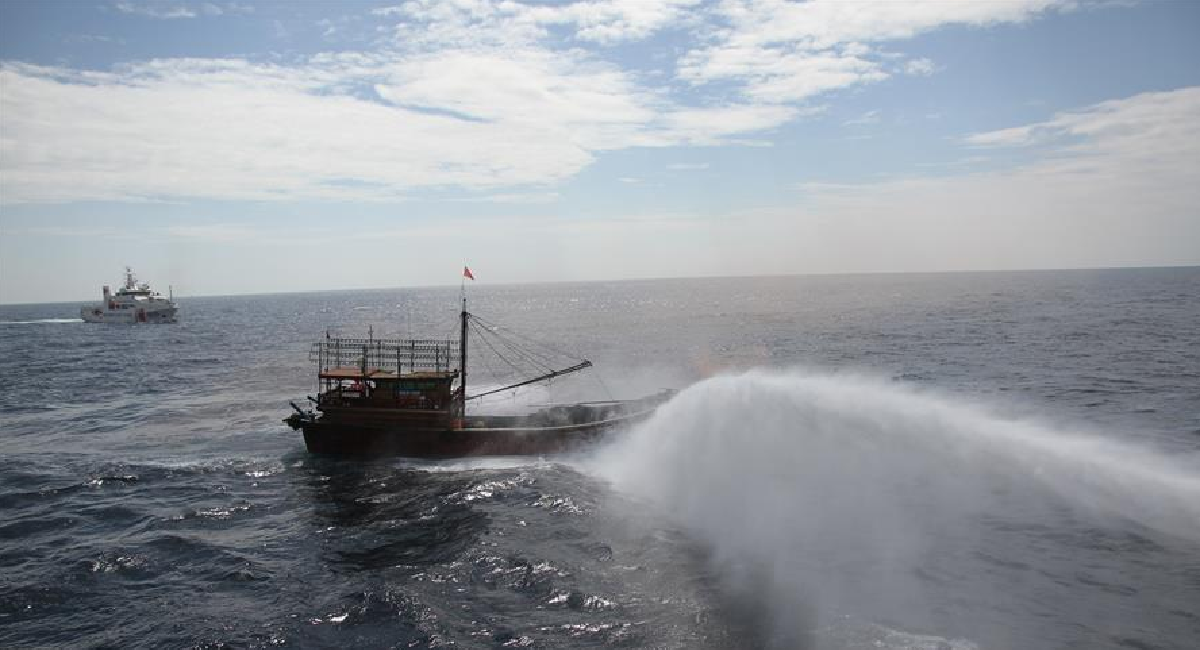 中越海警舰船编队对一艘中国渔船进行模拟灭火救援。