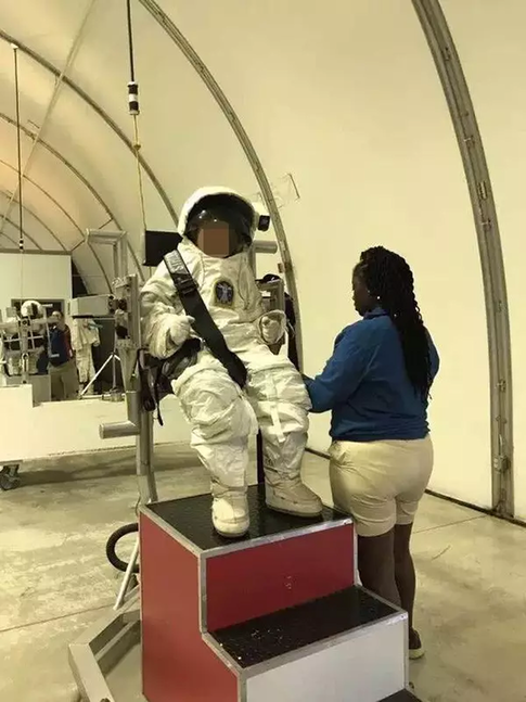 去美国游学的学生在NASA太空营体验学习。