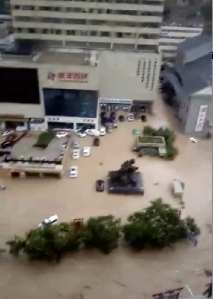 7月26日，陕西省绥德县城洪水漫顶。韩二飞 高志利/摄