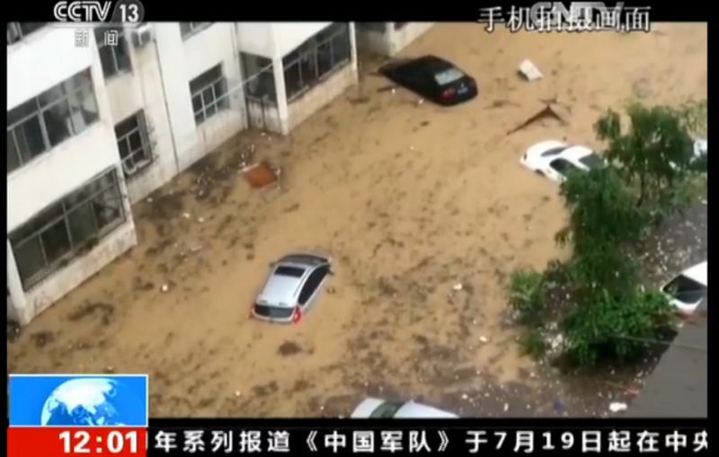 7月26日，受强降雨影响，陕西省榆林市子洲县城大面积积水。