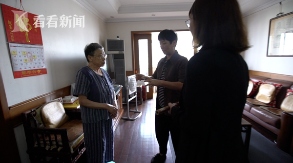 节目组将周鹏程制作的毛笔，送到上海周慧珺老师的家中