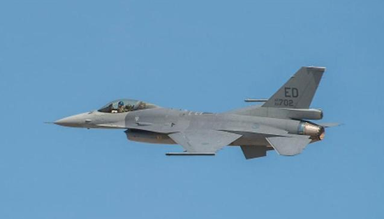  F-16A/B升级为F-16V战机（如图），台空军证实4架已出厂测试。（来源：台媒）