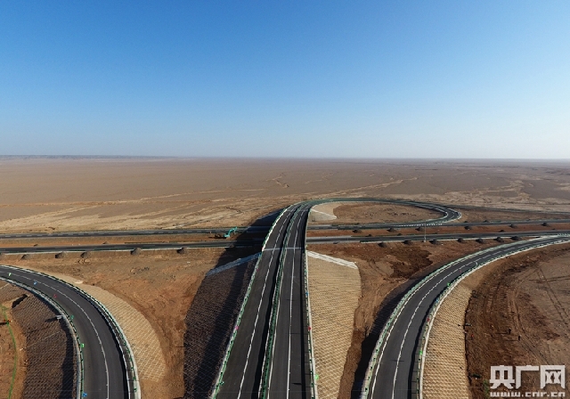 京新高速完工:世界上穿越沙漠最长的高速公路-中青在线