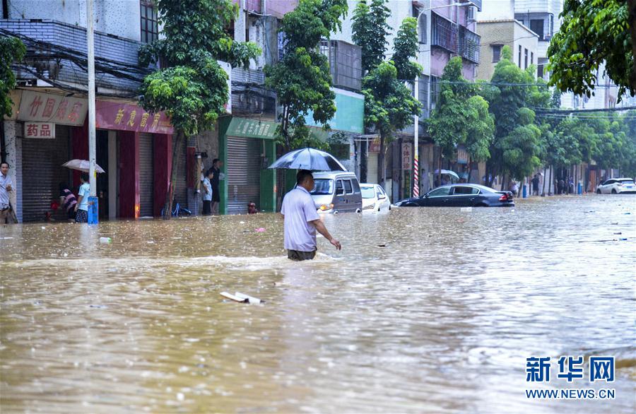 广东阳江遭暴雨袭击
