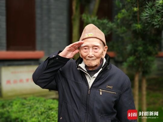 重阳节前夕 九位川籍抗战老兵重返川军誓师地讲述抗战故事