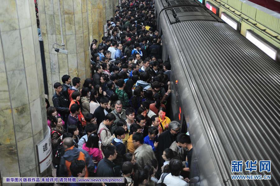 在早晚高峰拥挤的地铁中,你能挤出时间好好学习吗?