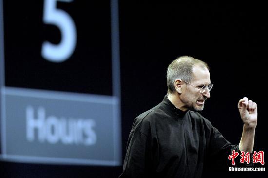 当地时间10月5日，美国苹果公司宣布，该公司前首席执行官史蒂夫·乔布斯已去世，终年56岁。苹果公司官方网站发布消息说：“苹果失去了一位富有远见和创造力的天才，世界失去了一个不可思议之人。”苹果董事会发表声明，沉痛宣布并悼念乔布斯。图为乔布斯2008年发布新产品时的资料图片。<a target='_blank' href='http://www.chinanews.com/'><p align=