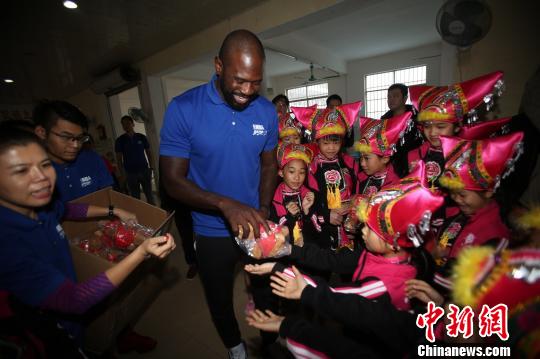NBA扣篮王探访广西壮乡小学跳竹竿舞包粽子体验别样民族风