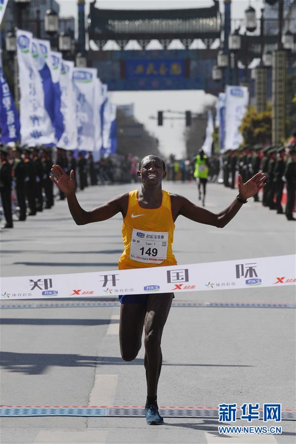 （体育）（1）马拉松——郑开国际马拉松赛：肯尼亚选手获男子组冠军