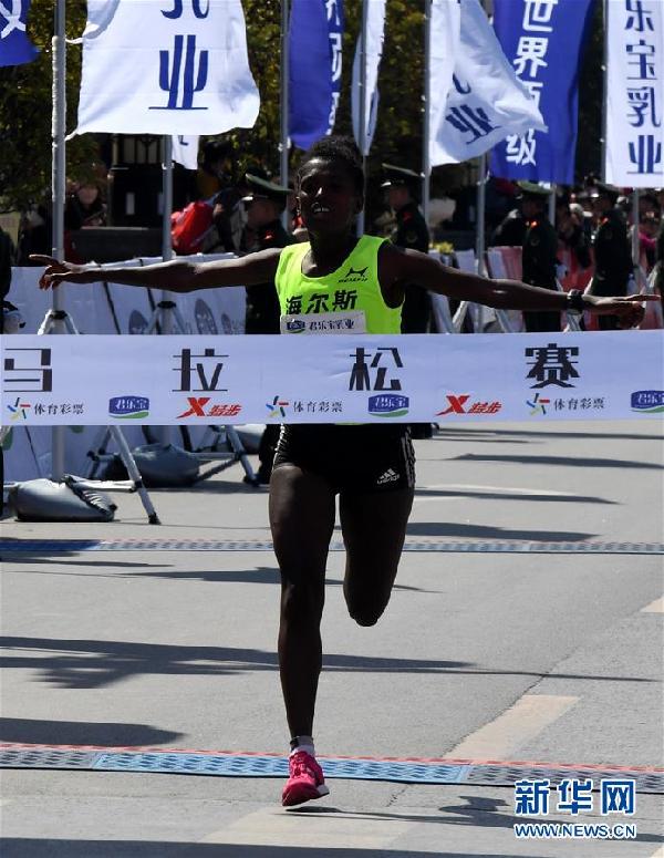 （体育）（1）马拉松——郑开国际马拉松赛：埃塞俄比亚选手获女子组冠军