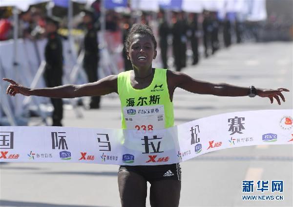 （体育）（2）马拉松——郑开国际马拉松赛：埃塞俄比亚选手获女子组冠军
