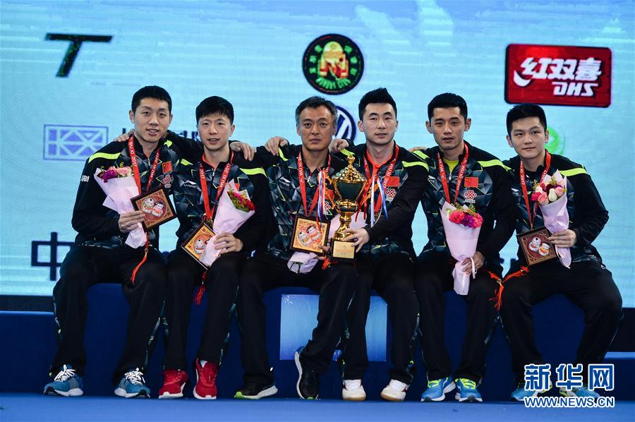 （体育）（1）乒乓球——亚锦赛男团颁奖仪式