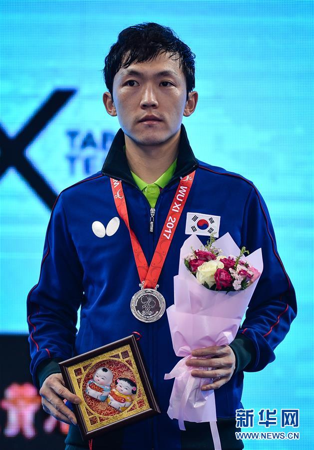（体育）（3）乒乓球——亚锦赛：男单颁奖仪式