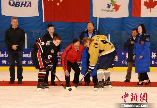 2017北京国际青少年冰球邀请赛开赛16支球队展开争夺