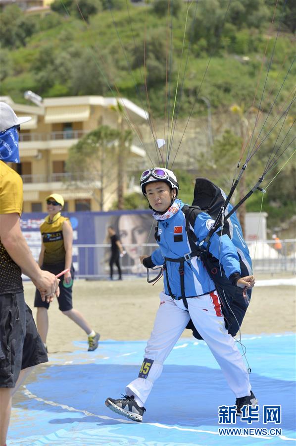 （体育）（3）中国队获世界滑翔伞定点锦标赛团体冠军