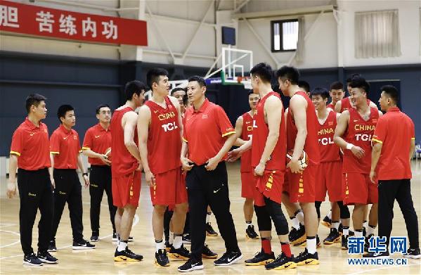 （体育）（3）篮球——中国男篮红队举行公开训课