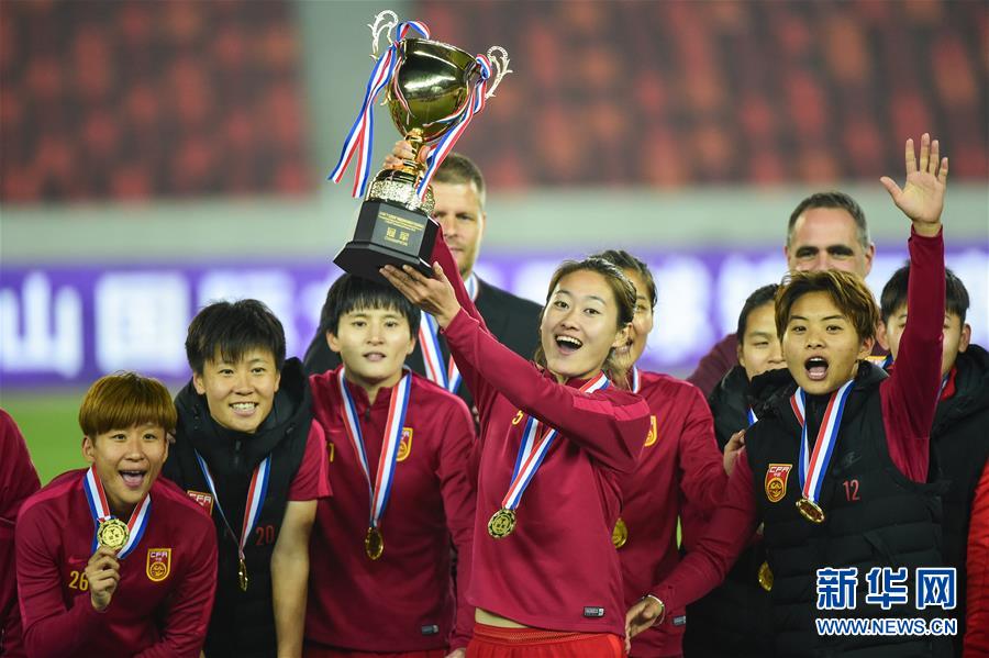 （体育）（1）足球——国际女足锦标赛：中国队夺冠