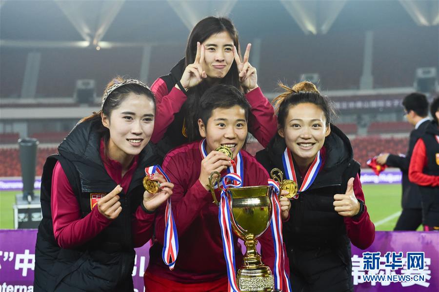 （体育）（2）足球——国际女足锦标赛：中国队夺冠