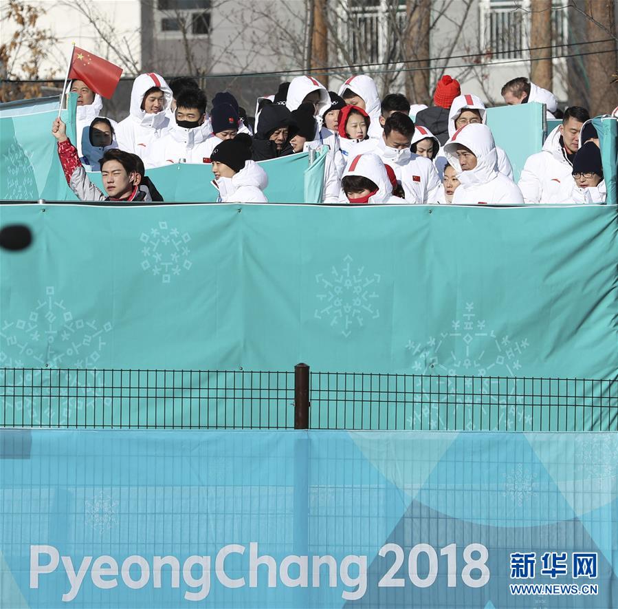 （冬奥会）（2）中国体育代表团举行升旗仪式