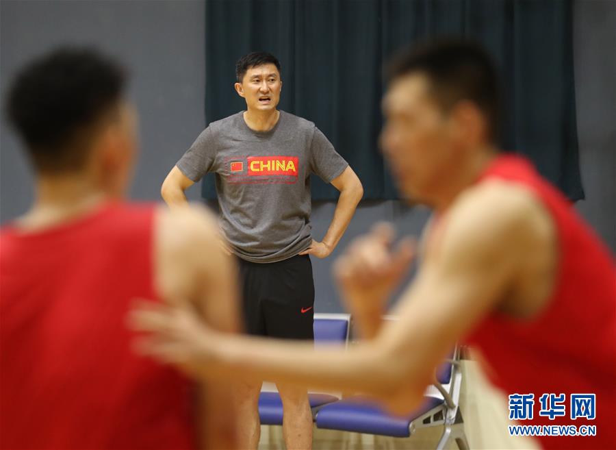 （体育）（3）篮球——中国男篮蓝队举行公开训练课