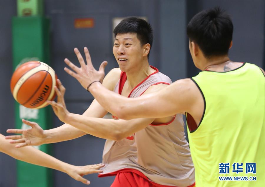 （体育）（5）篮球——中国男篮蓝队举行公开训练课