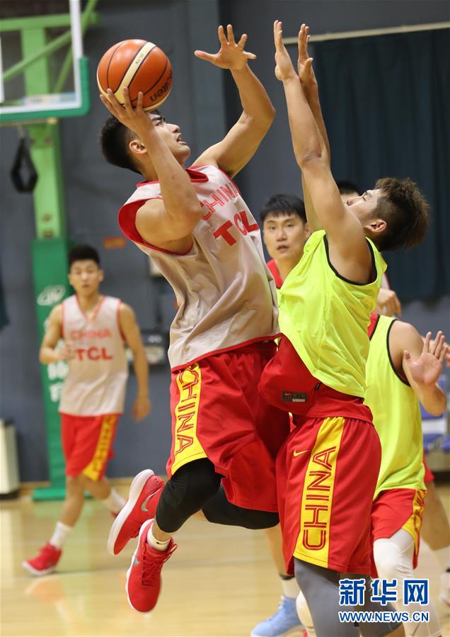 （体育）（6）篮球——中国男篮蓝队举行公开训练课
