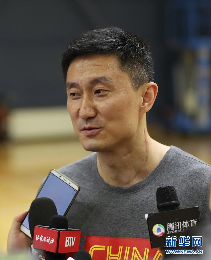 （体育）（8）篮球——中国男篮蓝队举行公开训练课