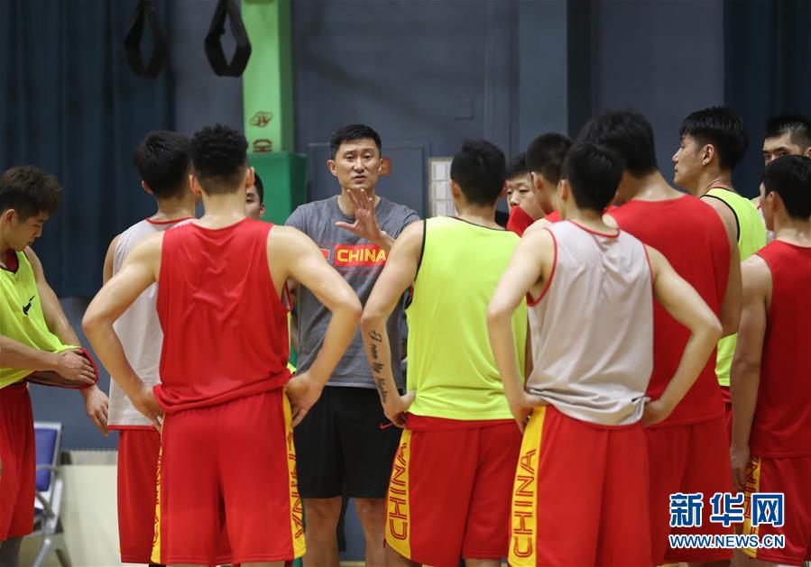 （体育）（11）篮球——中国男篮蓝队举行公开训练课