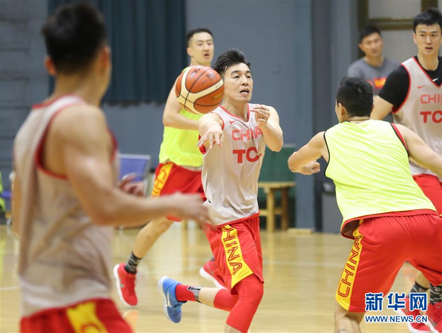 （体育）（13）篮球——中国男篮蓝队举行公开训练课