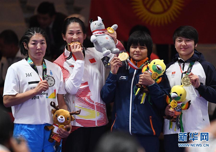 （亚运会）（1）摔跤——女子自由式68公斤级：中国选手周凤夺金