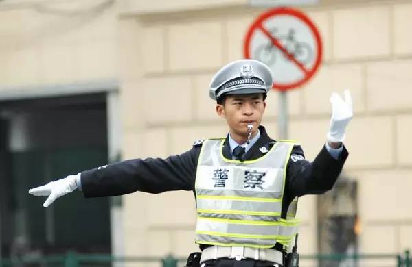 "上海最帅交警,不止是帅而已