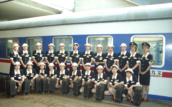 沪港列车开行初期乘务班组合影