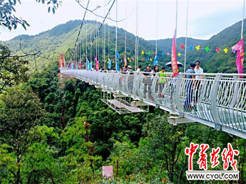 云南安宁青龙峡108米高玻璃大桥9月1日正式开