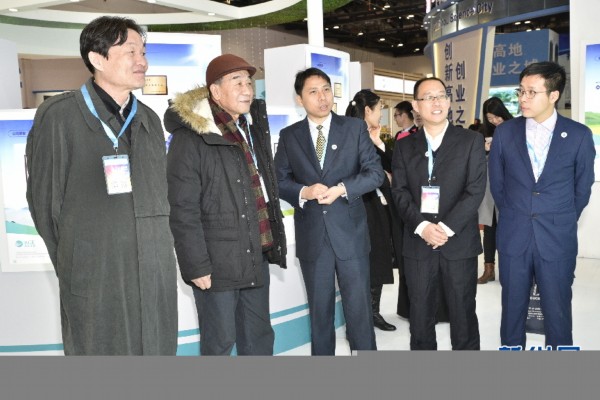 图为,解放军后勤工程学院原副院长,中华环保联合会常务理事谭立明,总