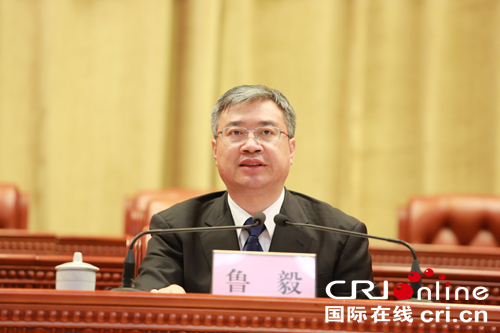 佛山市委书记鲁毅在做全会报告.