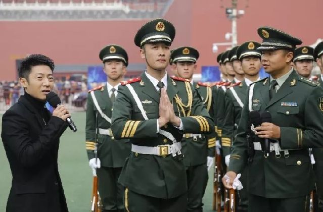 用国旗护卫队战士自己的话来说,他们每天的训练是"一天一个两万五