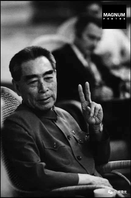 1957年,波兰华沙机场,周恩来访问波兰,与波兰统一工人党中央委员会